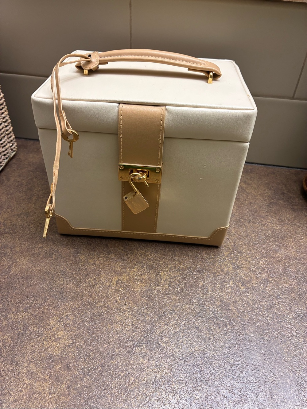 Wolf jewelry box